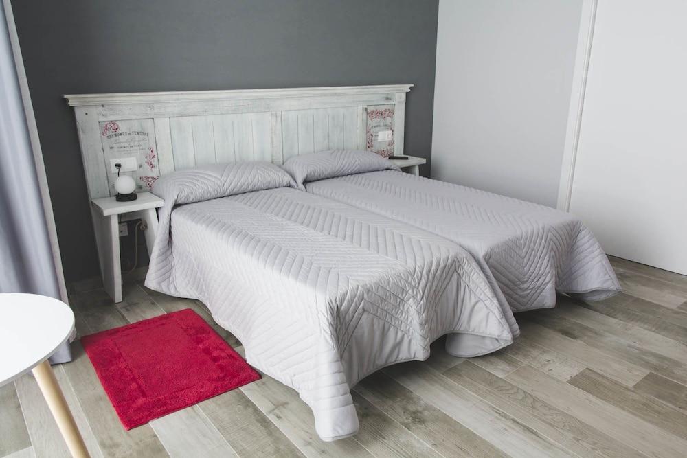 פאלאס דה ריי Hotel Mica מראה חיצוני תמונה