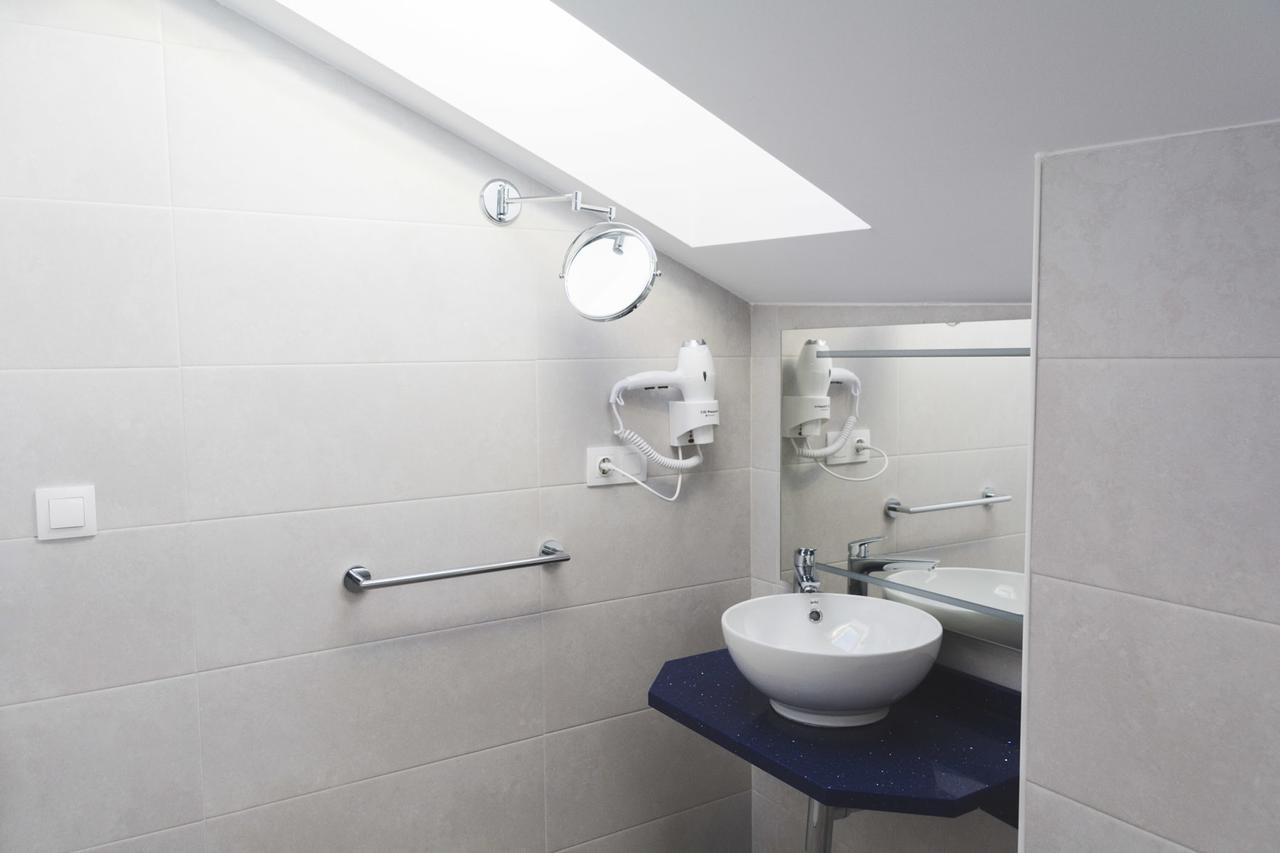 פאלאס דה ריי Hotel Mica מראה חיצוני תמונה